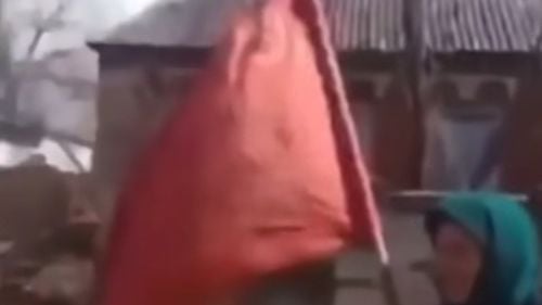 Kremlinul recurge din ce în ce mai des la simbolurile sovietice. Statuia „Bunicii cu steagul URSS”, amplasată în mai multe orașe din Rusia și zone ocupate din Ucraina