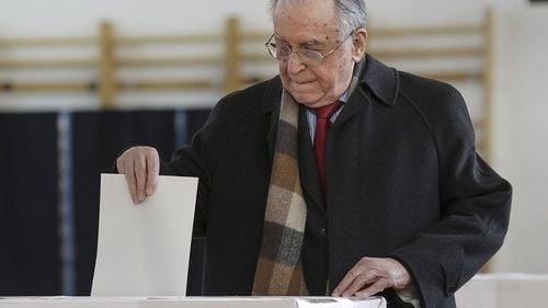 Ion Iliescu a cerut urna mobilă pentru a vota