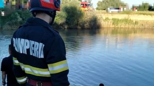 UPDATE Intervenție de urgență pentru salvarea unei persoane de la înec în Lacul Tei din Capitală