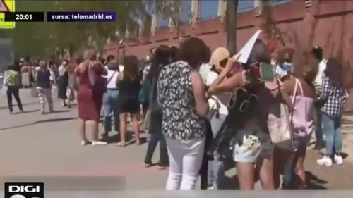 Profesorii, la cozi uriașe în Madrid ca să se testeze înainte de începerea școlii