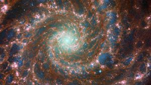 NASA a publicat o nouă imagine surprinzătoare cu Galaxia Fantomă, aflată la o distanță de 32 de milioane de ani-lumină de Pământ