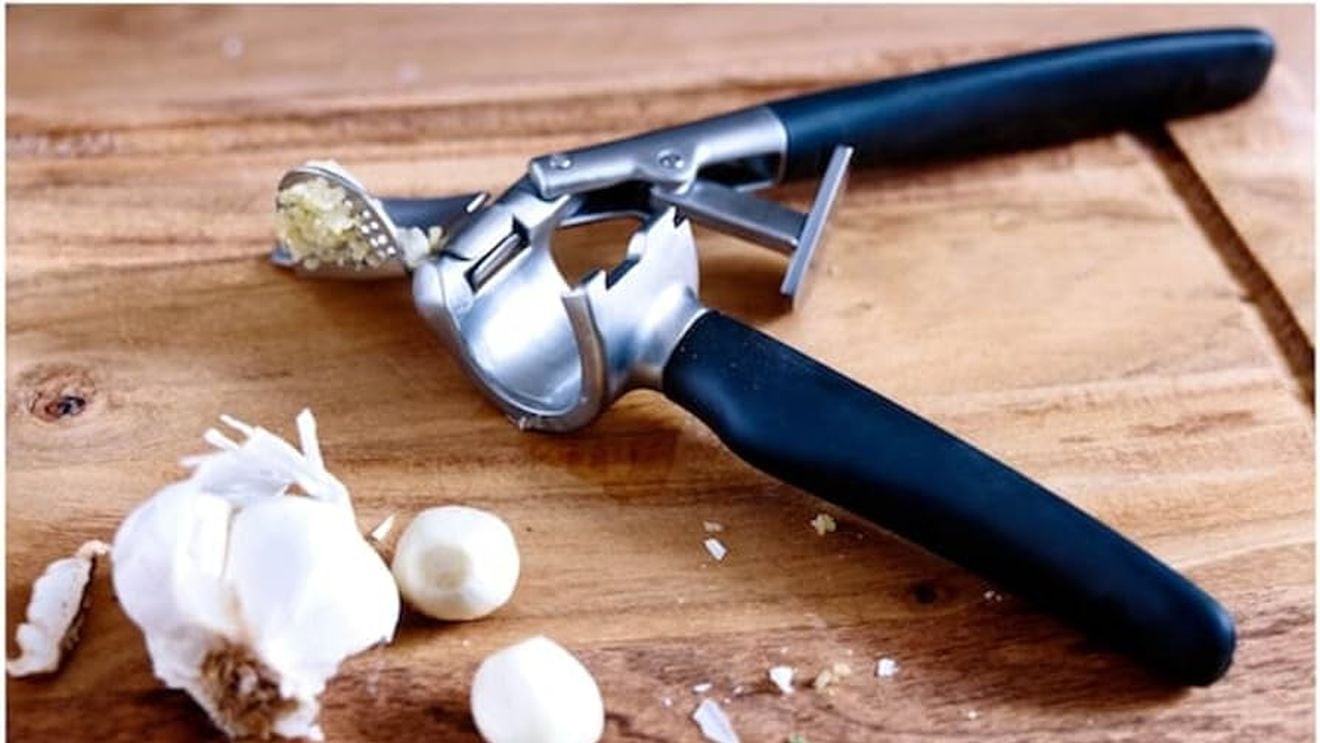 Ikea retrage de la vânzare o presă de usturoi / Mici bucăţi metalice se pot desprinde în timpul utilizării