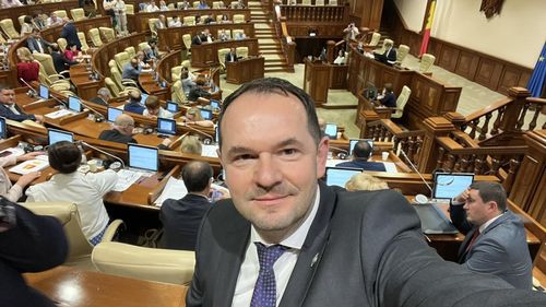 Senatorul sibian Claudiu Mureşan, fost USR, s-a înscris în PSD / ”Nu e cu nimic mai prejos decât trădarea lui Iohannis”