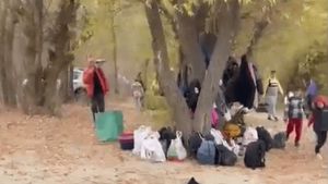 Publicație locală: Copiii ucraineni refugiaţi au adunat zeci de saci de gunoi de pe malul Dunării la Brăila, dar firma de salubrizare a refuzat să se deplaseze pentru a-i prelua și ar fi cerut să fie aduși de copii