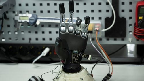 Oamenii de știință au reușit prin neurotehnologie să ofere, în premieră, „un alt nivel” de atingere pacienților cu mâini bionice / Voluntari paralizați au putut simți formele și marginile unor obiecte