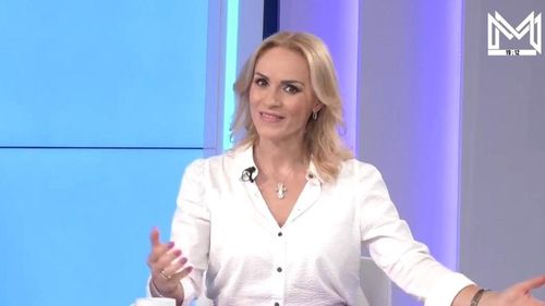 Interviu acordat de Gabriela Firea postului TV deținut de primăria Voluntari / Întrebare: Nu vreau să vă necăjiți, dar e evident, de vreun an jumate, că Guvernul ăsta nu vă iubește ca primar general. Numai bețe-n roate v-au pus cu testările!
