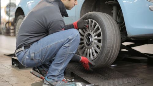 Registrul Auto Român: Trei din patru maşini rulate din import au kilometrajul „întinerit”. Cum putem verifica rulajul real