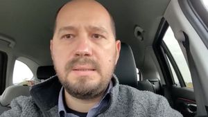 VIDEO Florin Puflea, medic specialist ATI în Italia: ”Am auzit că dacă te vaccinezi, te transformi în reptilă. Eu m-am vaccinat în ianuarie și după cum vedeți, nu m-am transformat”
