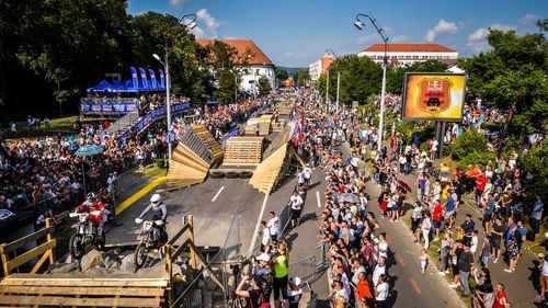 Sporturile cu motor ar urma interzise în centrul Sibiului / „Fac reclamă la un produs care a dus, recent, la moartea unui tânăr” / Primar: ”Vom modifica regulamentul”