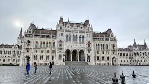 Parlamentul ungar i-a sancţionat pe deputaţii de opoziţie care au protestat cu fumigene împotriva interzicerii marşurilor Pride