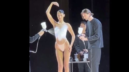 VIDEO Demonstrație la Săptămâna Modei de la Paris: O rochie pictată pe corpul unui manechin se transformă în ţesătură