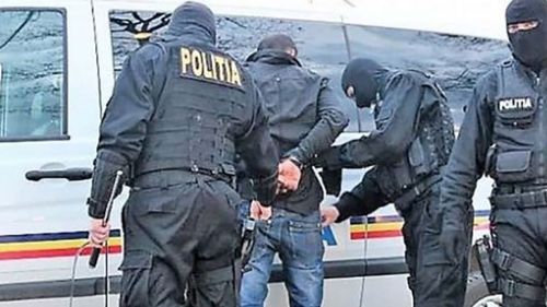 Un bărbat a evadat de sub escorta poliţiştilor în timp ce se afla în subsolul Tribunalului Bucuresti / A fost prins jumătate de oră mai târziu, în Centrul Vechi
