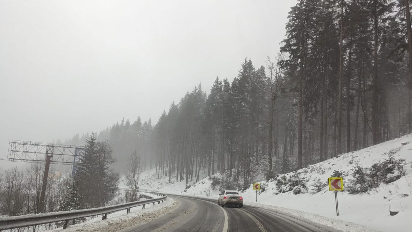 Trafic rutier în condiţii de iarnă între Sinaia şi Predeal / Ninge viscolit, iar carosabilul este acoperit cu zăpadă