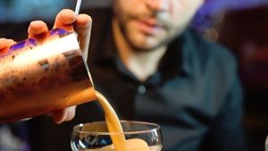 VIDEO Barman în pandemie: „Am venit din concediu și după 3 zile s-a închis. Băgam mâna în foc că HORECA nu se închide niciodată / Mulți au fost dați afară, s-au reprofilat și acum nu se mai întorc. Criza de personal e enormă / Consumul de alcool s-a mutat pe zi”