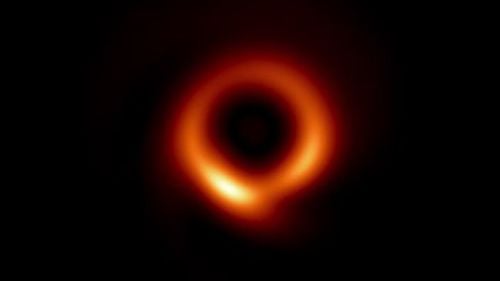 Astronomii au descoperit o gaură neagră care înghite un Soare pe zi / Emite o lumină echivalentă cu cea a peste 500 de miliarde de sori