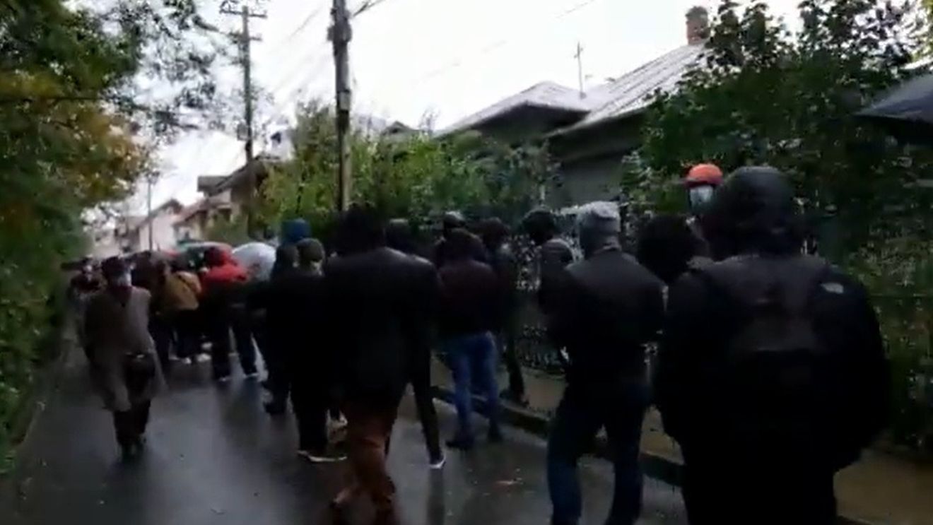 VIDEO Cetățenii moldoveni din Iași stau la coadă mai mult de o oră pentru a reuși să voteze