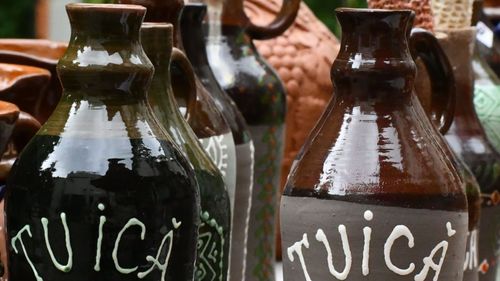 Ce găsești la Târgul Cucuteni din Copou: Meșterii populari te așteaptă cu oale, străchini, figurine de lut și tacâmuri