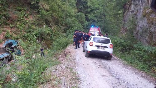 Două persoane au murit şi patru au fost rănite în Gorj, după ce autoutilitara în care se aflau s-a răsturnat într-o râpă / A fost activat Planul Roşu de Intervenţie