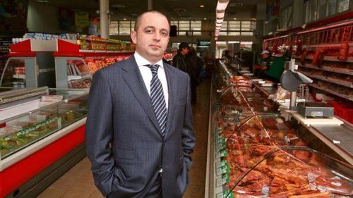 Mașina din accidentul de la Cariera Jilț aparține firmei afaceristului gorjean Nicolae Sarcină, un apropiat al fostului ministru Dan Vîlceanu / Contracte pentru închiriere autovehicule cu CEO de milioane de lei, realizate printr-o firmă a unui fost angajat al lui Sarcină / Autoutilitara are 42 de ani