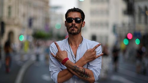 VIDEO Actorul George Burcea, candidatul POT la Primăria Capitalei / Fostul soț al Andreei Bălan a înregistrat un clip în 2021 în care afirma că „unele femei merită să fie bătute cu mese, cu scaune”