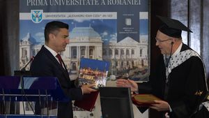 VIDEO Moment controversat la Iași: Primarul Mihai Chirica, trimis în judecată într-un dosar de corupție, invitat pe scenă la decernarea titlului de Doctor Honoris Causa președintelui Curții de Justiție a UE