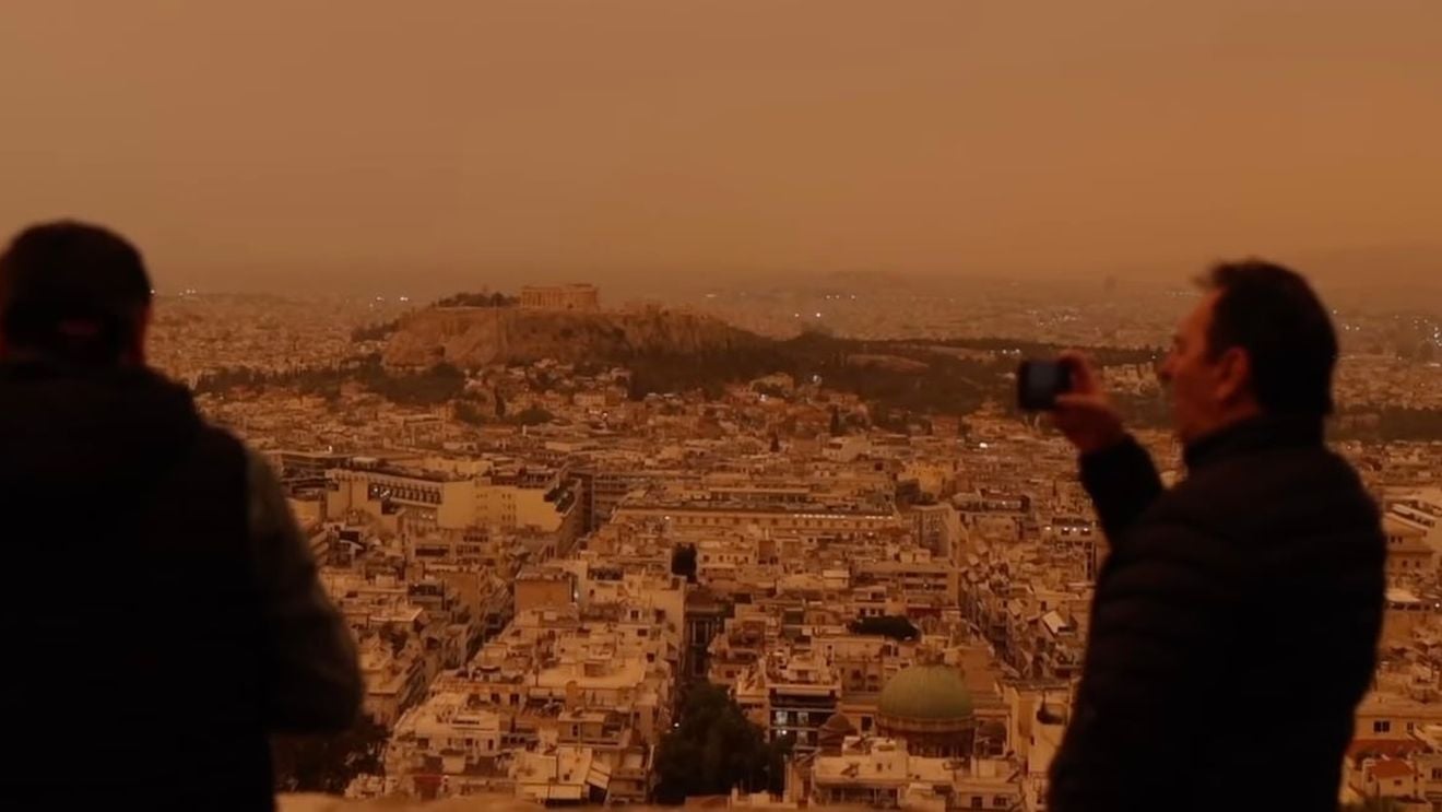 Un nor de praf care a cuprins marţi o mare parte din vestul Iranului obligă milioane de oameni să rămână în case