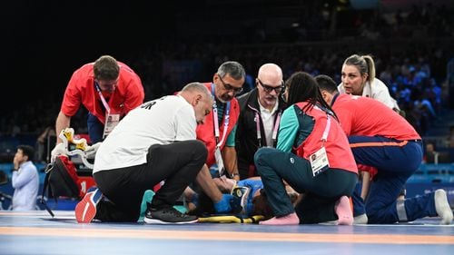 JO Paris 2024: Luptătoarea Cătălina Axente, transporată la spital după ce a pierdut meciul din optimile de finală / Antrenor: Axente acuză o durere foarte mare la omoplatul drept. Se pare că nu este vorba de nicio fractură la coloană