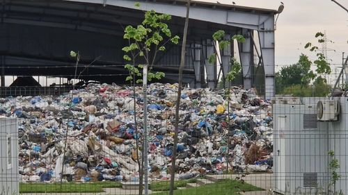 O stație de tratare a deșeurilor inaugurată la Ploiești cu mare fast de Viorica Dancilă a devenit groapă de gunoi și riscă să fie închisă