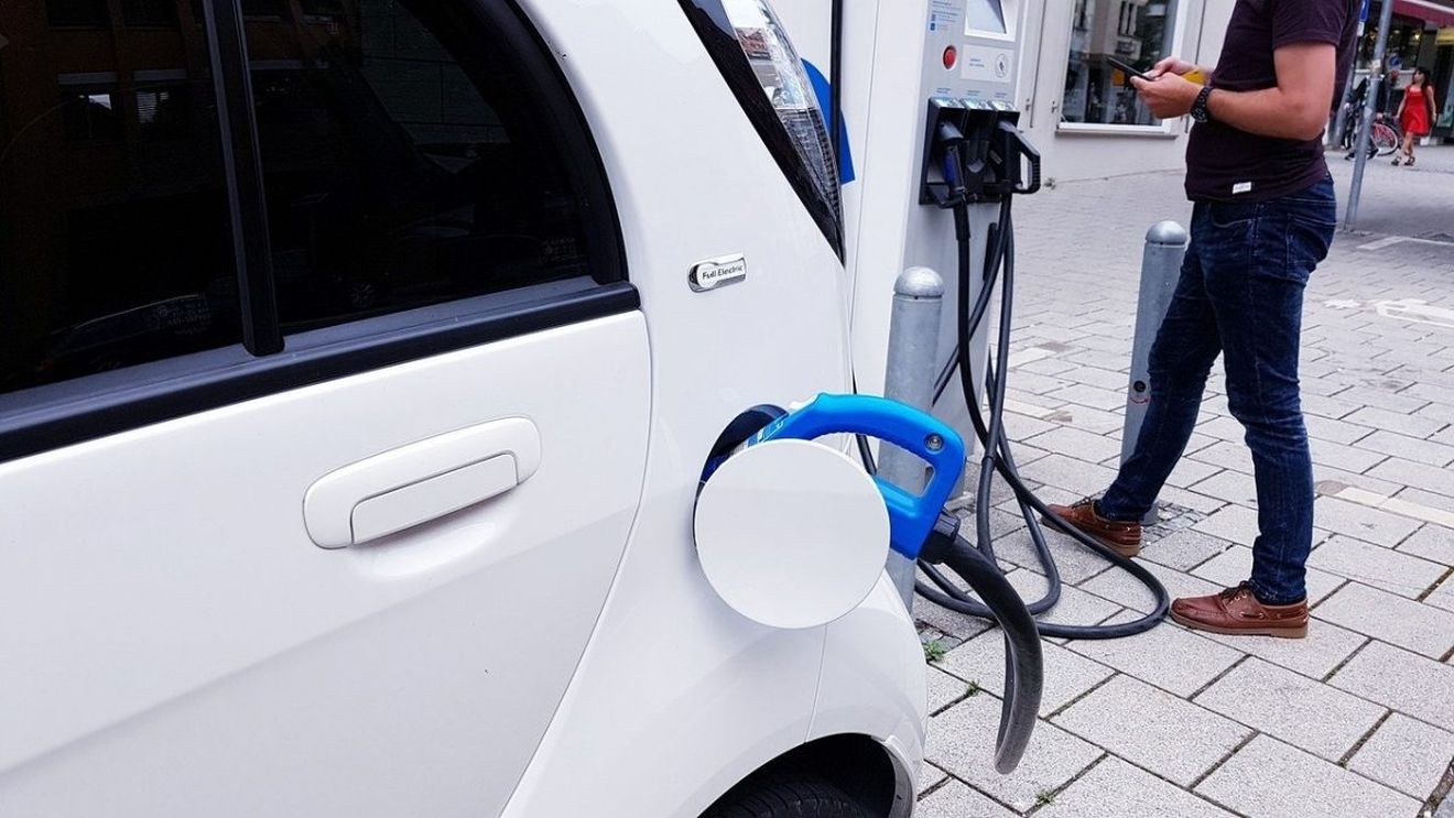 Vrei o mașină electrică? Top 5 avantaje și dezavantaje