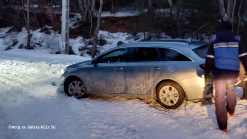 Trei cercetători rătăciţi în zona montană Terca din județul Buzău, salvaţi de jandarmi după o misiune de 10 ore