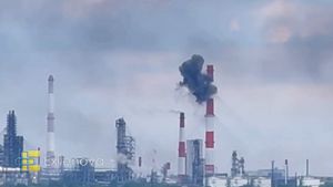 VIDEO Dronele ucrainene au lovit rafinăria de petrol Sizran și un petrolier în Marea Azov / O persoană a fost ucisă în atacul cu drone din regiunea Samara
