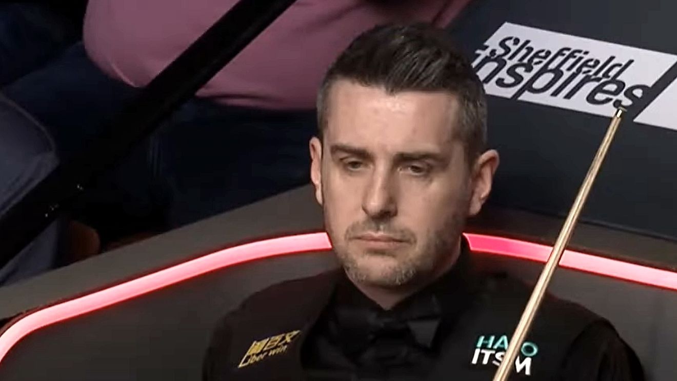 VIDEO Tensiuni la Crucible: Mark Selby, scos din minți, a lovit cu bila galbenă după o ratare neașteptată