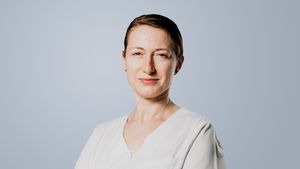 #MediciBuni dr. Alina Posea, reumatolog MedLife: „Oamenii care lucrează cu tastaturile sunt pianiștii lumii moderne. Asta creează o presiune pe tendoanele noastre și o uzură care apare în timp, chiar dacă avem o poziție corectă”