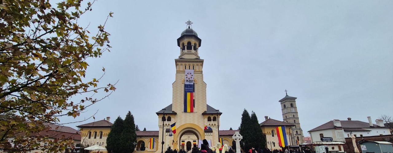 1 Decembrie complicat pentru autorități, la Alba Iulia: Georgescu, Simion și Șoșoacă și-au chemat susținătorii în oraș, unde se va afla și premierul Bolojan. Mobilizare masivă a forțelor de ordine