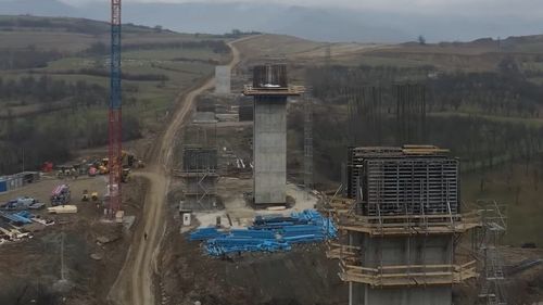 VIDEO Imagini spectaculoase de pe șantierul Autostrăzii Sibiu - Pitești, în ultima zi a anului 2020. Cum arată lucrările la viaductul peste Valea Tălmăcuța
