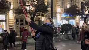 Autorităţile din Georgia au arestat o altă figură marcantă a opoziţiei / Lidera partidului pro-european Droa, Elene Khoştaria, a fost arestată pentru "degradare de bunuri" / Ea a mâzgălit un afiș