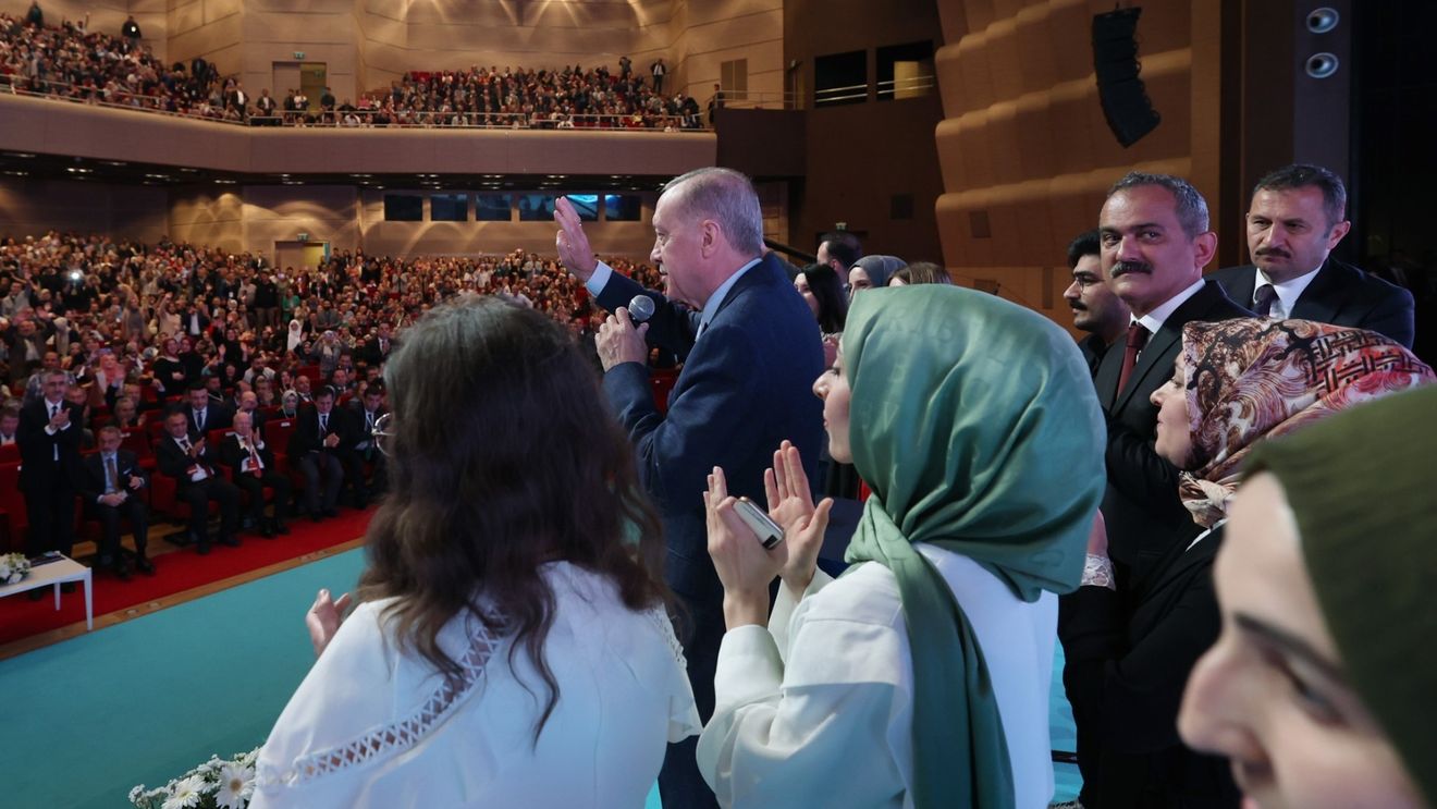 REPORTAJ Tineri anti-Erdogan, care aşteptau ”schimbarea”, se gândesc să emigreze: ”Îmi iubesc profund ţara, dar nu vreau să ajung ca femeile iraniene”