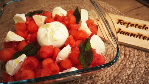 Salată cu fructe de vară / Simplă cu pepene roșu, burrata, mozzarella și un strop de mentă proaspătă