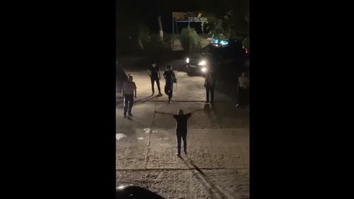 Un bărbat din Bârlad înarmat cu două topoare, reținut de polițiști după reclamația soției