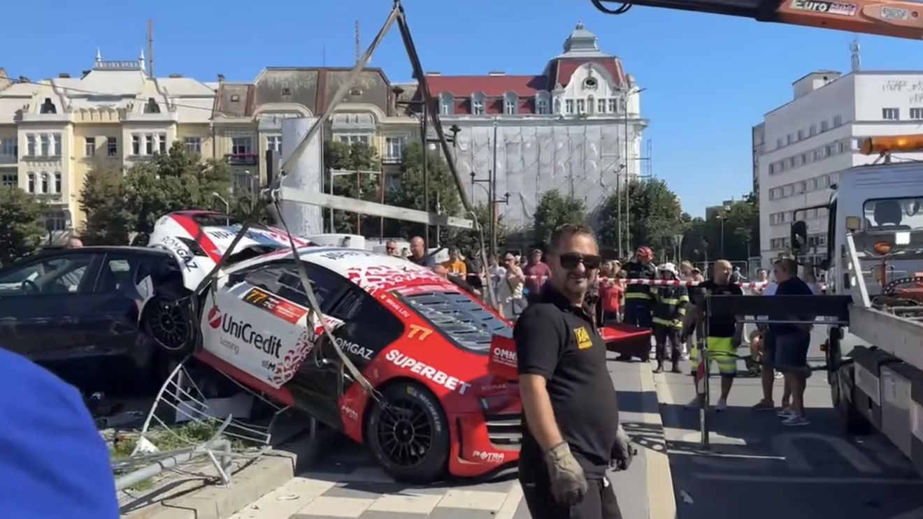 VIDEO Accident la Super Rally Timişoara - Marco Leu, fiul lui Mihai Leu, a avariat grav maşina de concurs a tatălui său / Copilotul a fost rănit