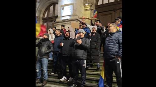 Protest la Curtea de Apel București / Aproximativ 30 de persoane strigă „Turul 2, înapoi”, ”Călin Georgescu”, ”Unitate” și ”Libertate”