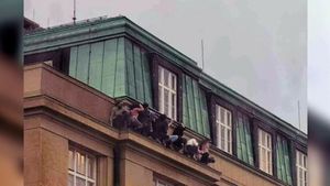 Masacrul din Praga. Studenții au sărit de la etaj și s-au ascuns printre statui pentru a scăpa