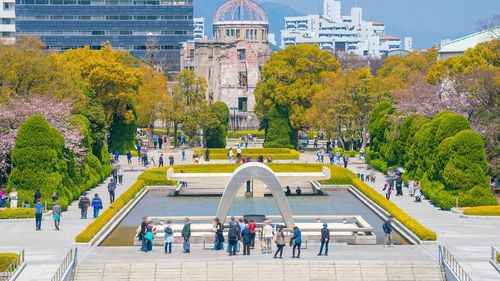 Un grup de adolescenţi din Japonia încearcă să păstreze vie amintirea atacului nuclear de la Hiroshima prin picturile lor, care au ca punct de plecare conversaţiile cu victimele