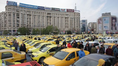 Taximetriștii protestează la Guvern împotriva autorizării Uber și a altor servicii similare