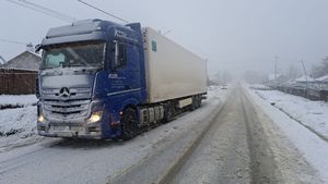 Trafic în condiții de iarnă în mai multe județe / Ninge în toată țara, cel mai mult în nordul și centrul țării