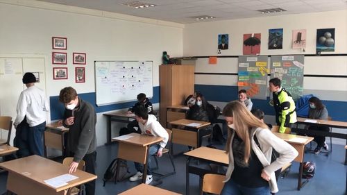 Peste 73% prezență fizică în prima zi de școală: 2,1 milioane de copii și elevi, în bănci, 780 de mii – online. Peste 8 mii de elevi și o mie de profesori au certificate medicale și rămân online