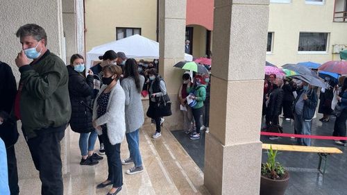 FOTO Coadă la vaccinare la Blaj, unde oamenii așteaptă în ploaie. Dozele au fost suplimentate de urgență