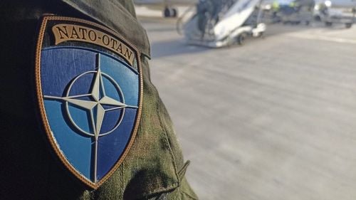 Grupul de Luptă al NATO în România se constituie în mod oficial. Va fi condus de militarii francezi și vor participa soldați din Belgia și Olanda. Sediul va fi la Cincu