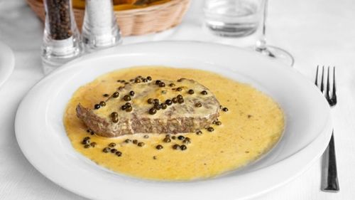 Mușchi filé de vită cu piper verde, o rețetă clasică din gastronomia franceză. Elegantă, rafinată, rapid și ușor de preparat, ideal sâmbătă seara