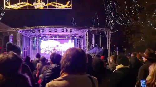 FOTO Bistrița: Mii de oameni s-au adunat la concertul organizat de Primărie, cu Ducu Bertzi, Florin Săsărman și Gașca Zurli / Lumea a neglijat purtarea măștii de protecție și distanțarea fizică